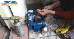 thợ sửa máy bơm nước